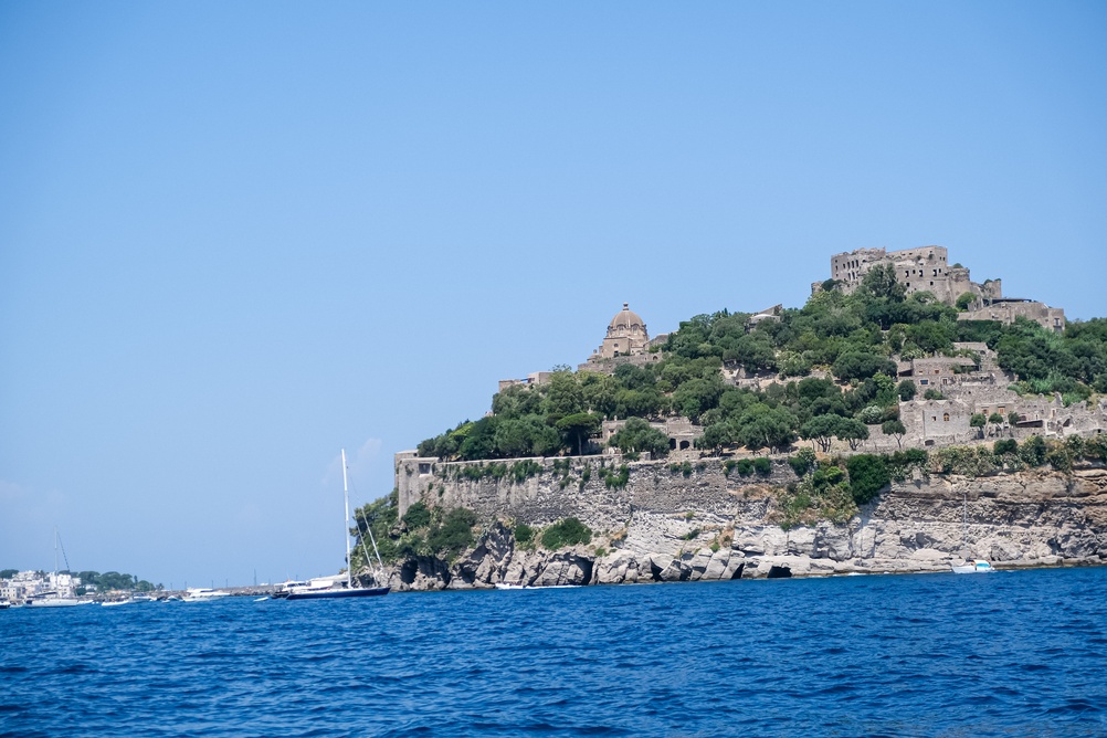 Il Castello Aragonese sull'isolotto roccioso davanti a Ischia Ponte