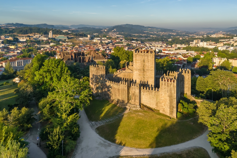 Veduta aerea del castello di Guimarães all'alba