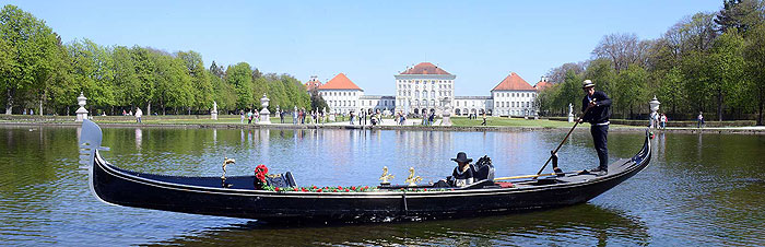 Il castello di Nymphenburg a Monaco di Baviera visto dal parco