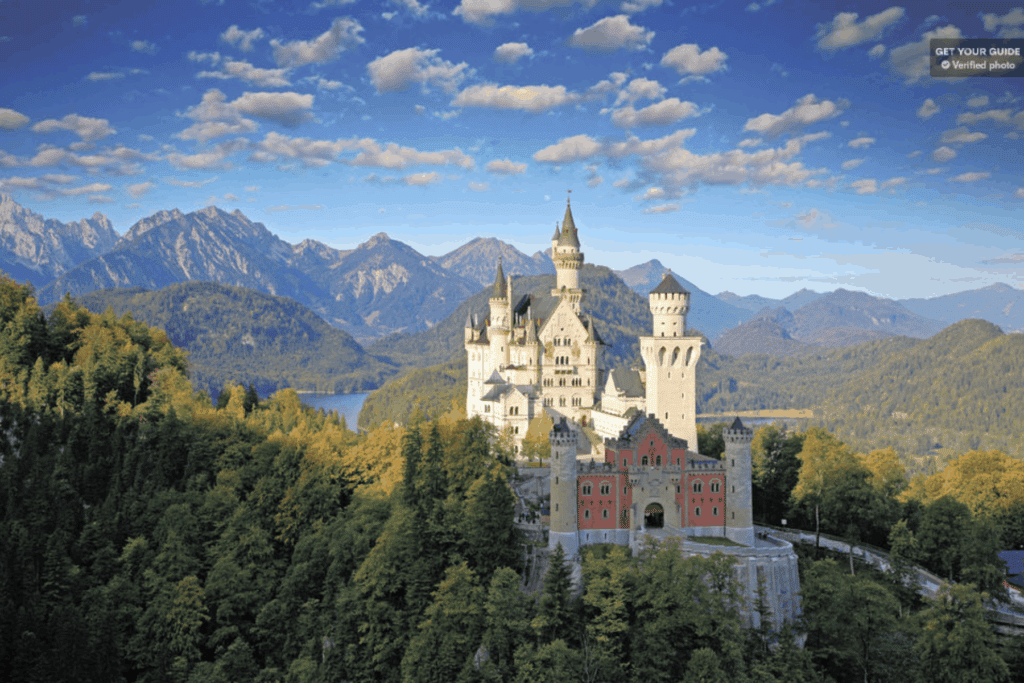 Il castello fiabesco di Neuschwanstein tra le montagne vicino a Füssen in Baviera