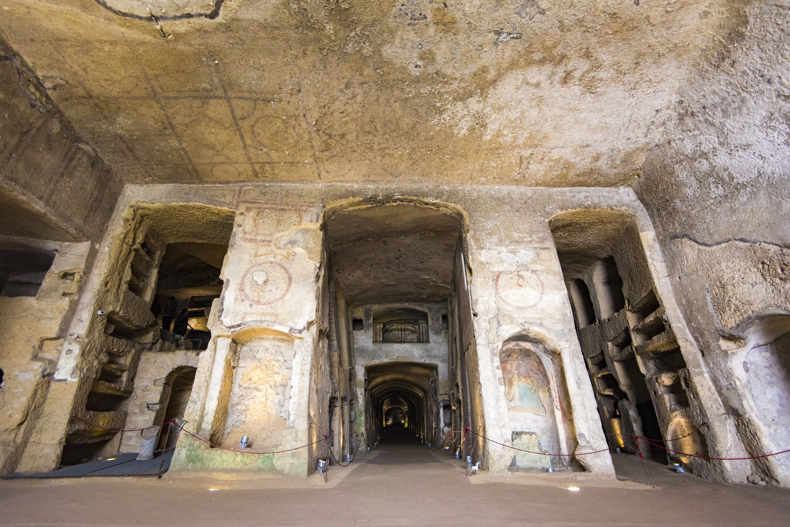 All'interno delle Catacombe di San Gennaro a Napoli