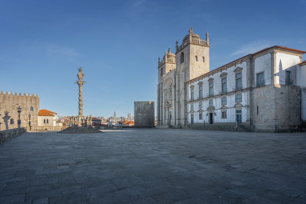 La cattedrale Sé do Porto e la colonna del Pelourinho nella piazza Terreiro da Sé
