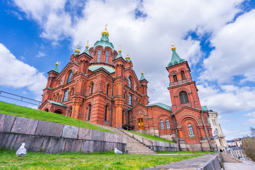 La Cattedrale Uspenski in mattoni rossi con una cupola verde a Katajanokka, Helsinki