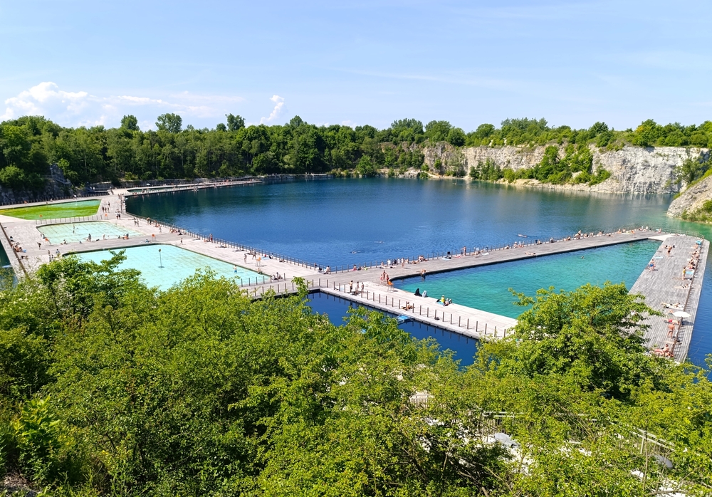La cava turchese di Zakrzówek a Cracovia con le sue passerelle per la balneazione