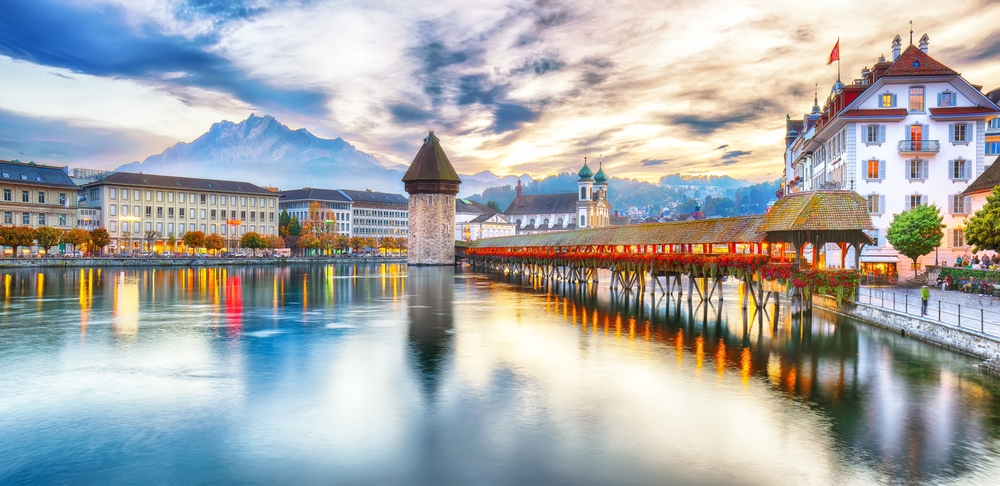 Il centro storico di Lucerna con il Ponte della Cappella (Kapellbrücke)