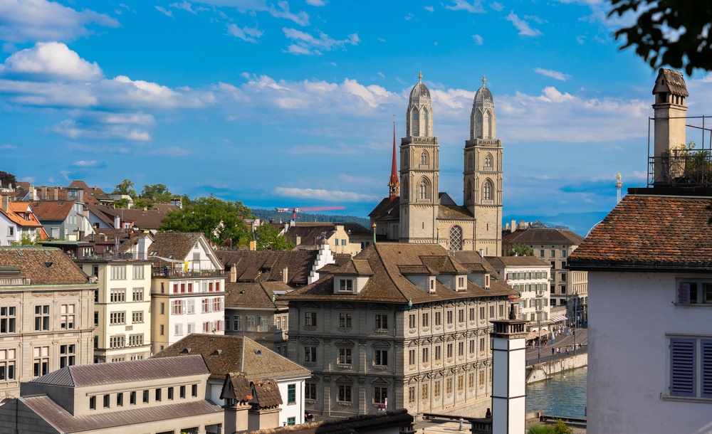 Il centro storico di Zurigo con i vecchi tetti e la chiesa del Grossmünster