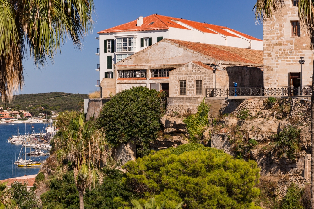 Il centro storico e il porto naturale di Mahón a Minorca