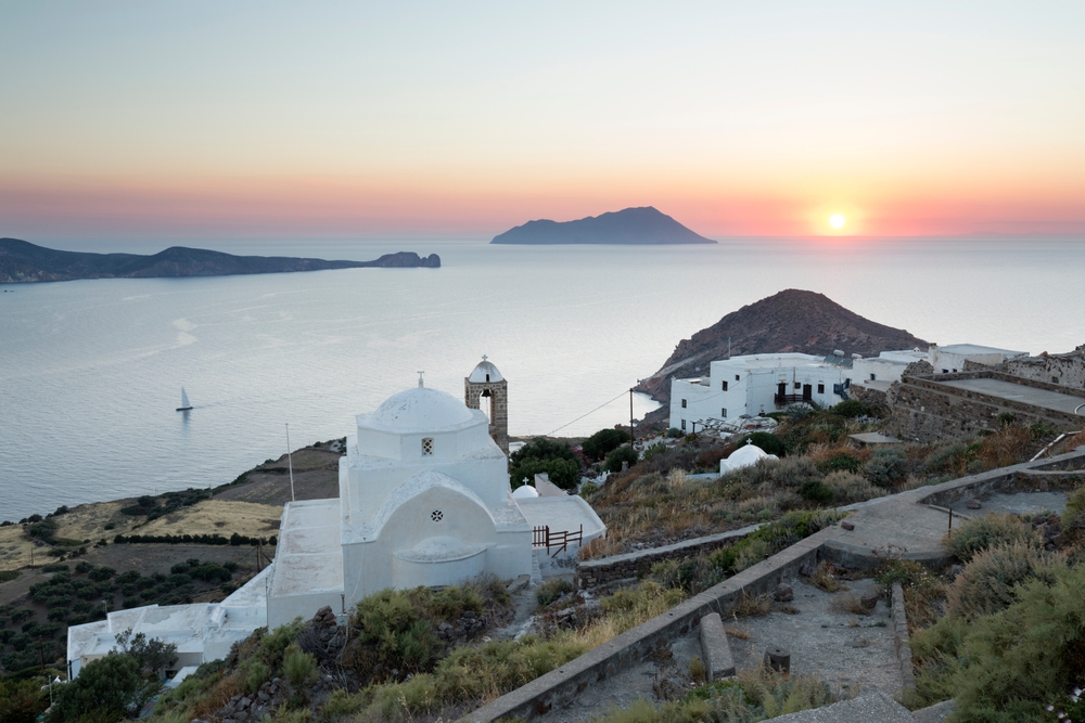 Chiesa bianca e la baia viste dal castello di Plaka