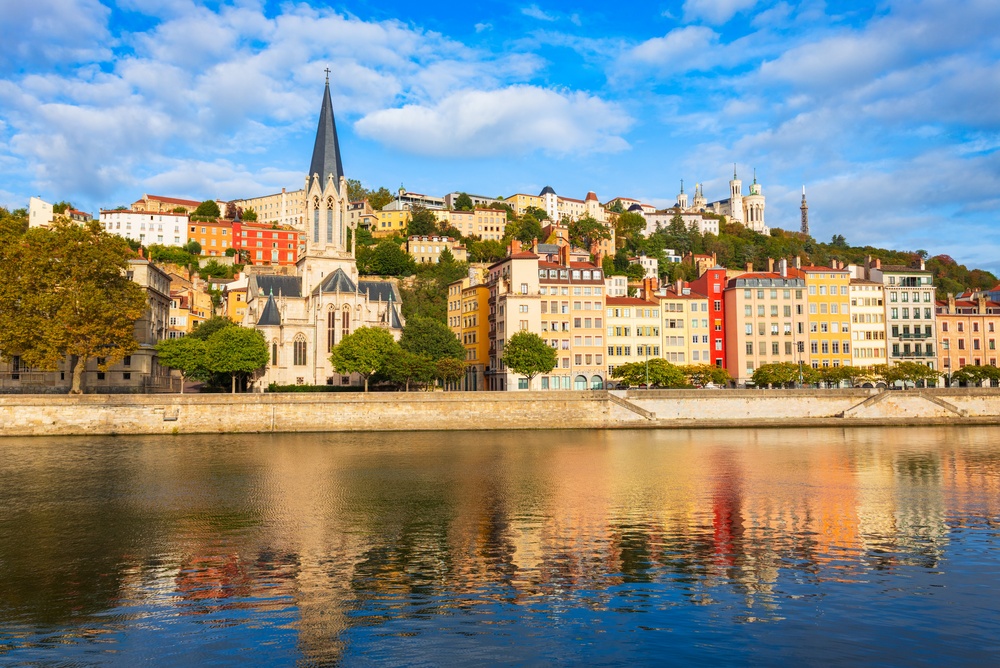 La chiesa di Saint-Georges e il lungofiume della Saona a Vieux Lyon