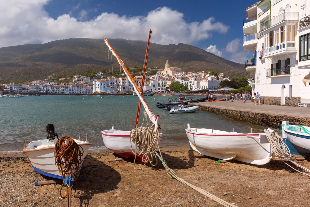 La chiesa di Santa Maria e le barche nel porto di Cadaqués