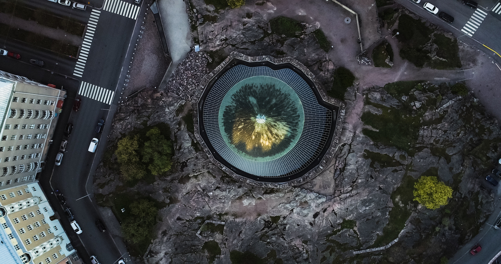 La Chiesa di Temppeliaukio a Töölö vista dall'alto all'alba