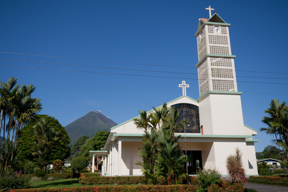 La chiesa e il parco di La Fortuna con il Vulcano Arenal sullo sfondo