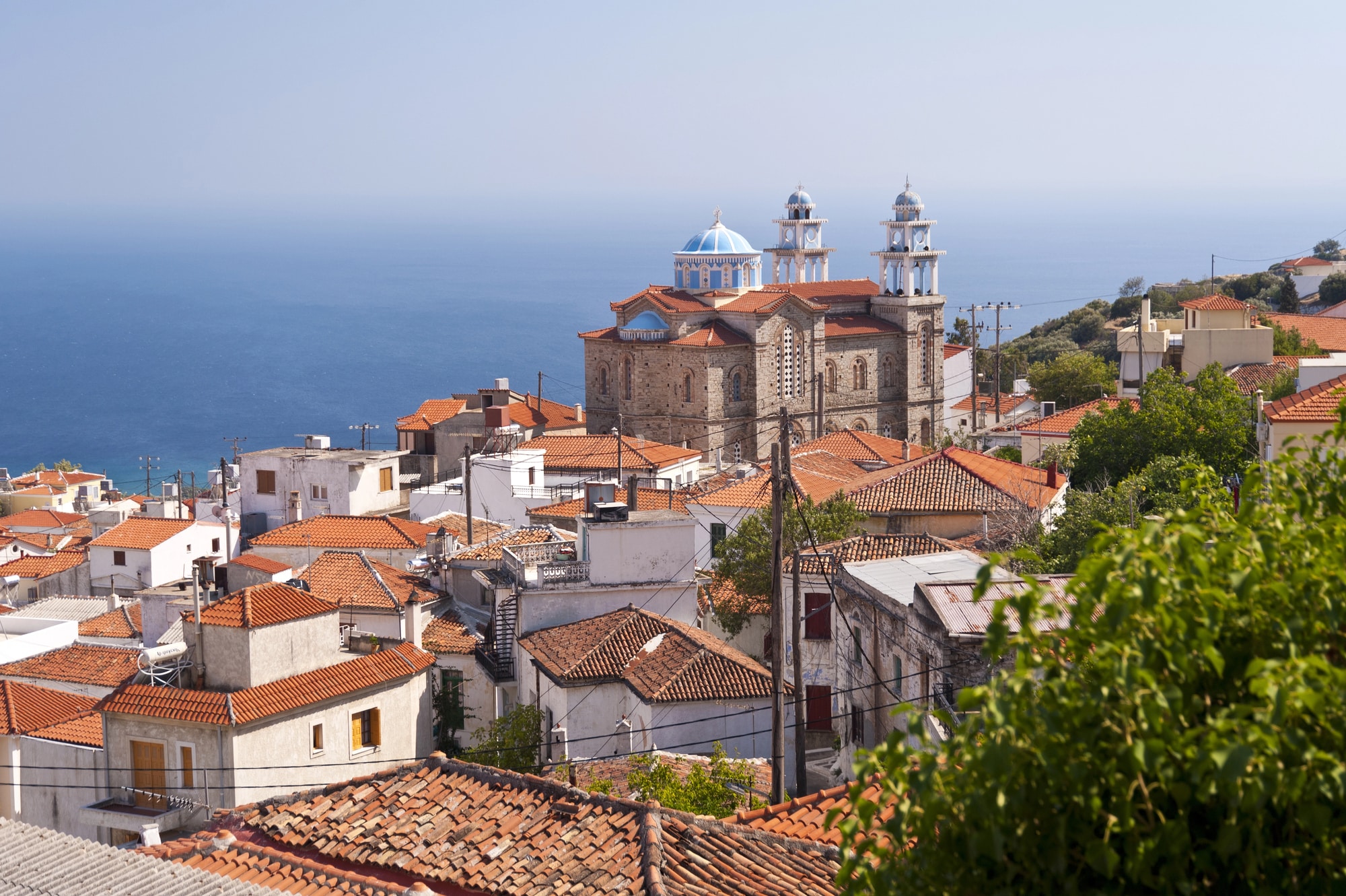Chiesa e tetti di tegole a Marathokampos con il mare sullo sfondo