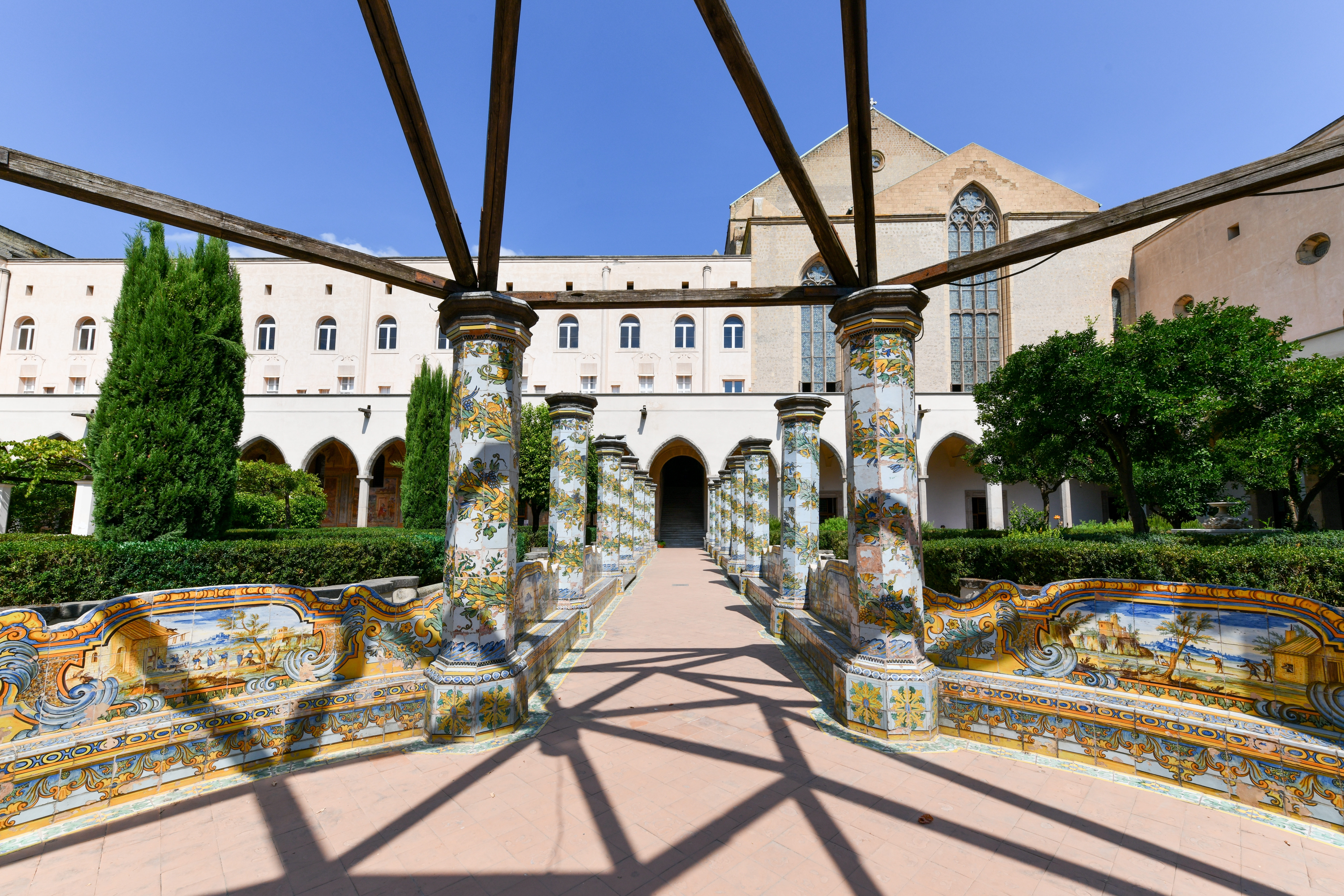 Pilastri maiolicati nel chiostro di Santa Chiara a Napoli