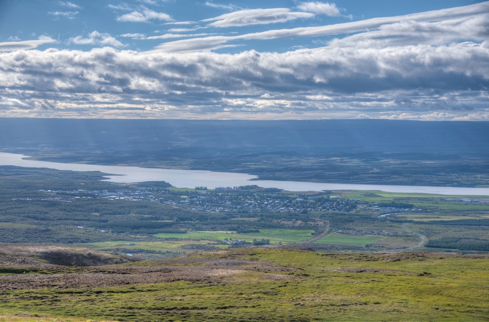 La cittadina di Egilsstaðir nell'Islanda orientale vista dall'alto