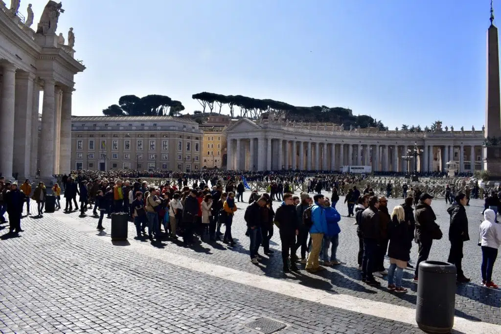 coda per la Basilica di San Pietro coda per la Basilica di San Pietro