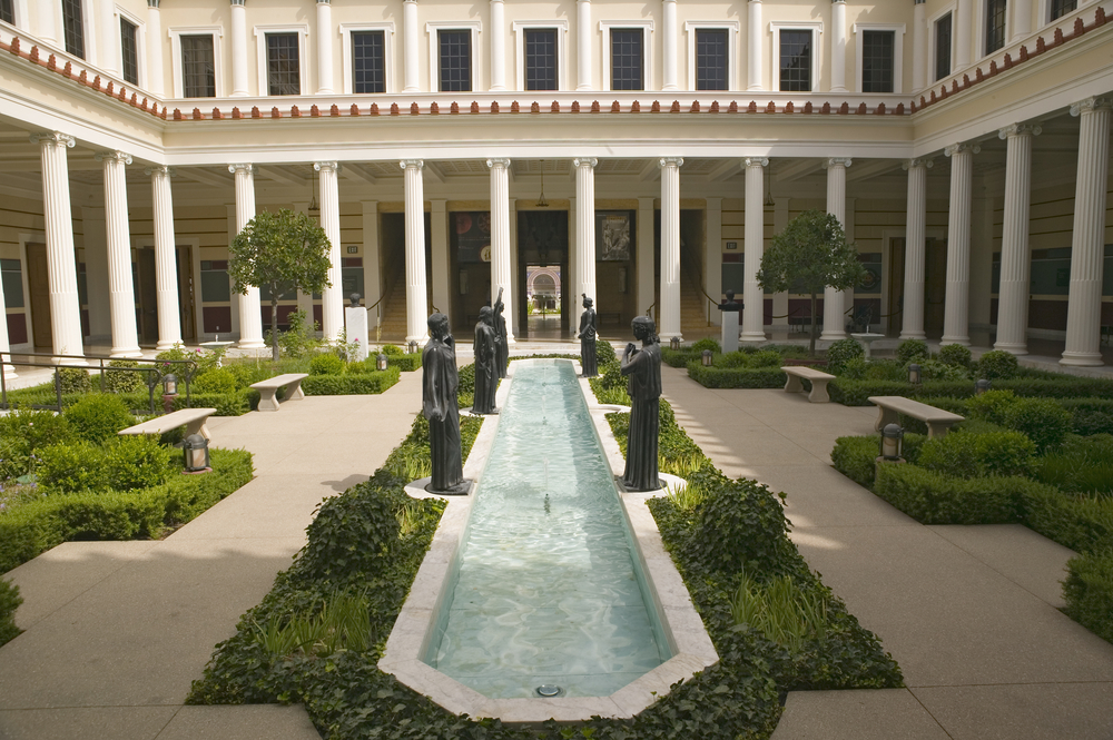 Il colonnato e la lunga vasca della Getty Villa a Pacific Palisades