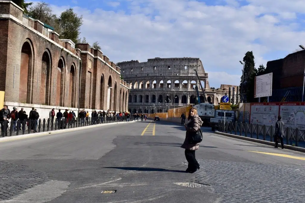 il Colosseo di Roma visto dalla strada il Colosseo di Roma visto dalla strada