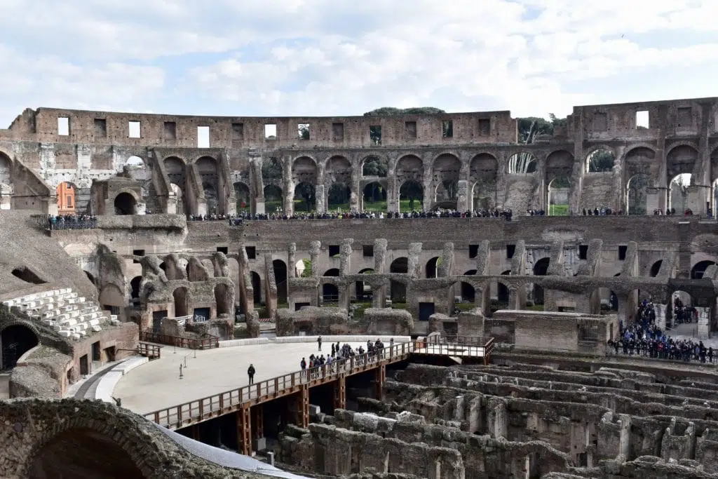 Colosseo visto dagli spalti superiori Colosseo visto dagli spalti superiori