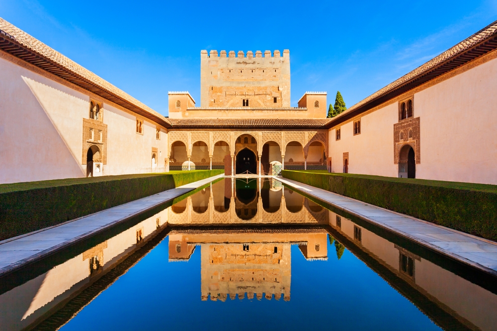 Il Cortile dei Mirti nel Palazzo di Comares, una delle parti centrali dell'Alhambra di Granada