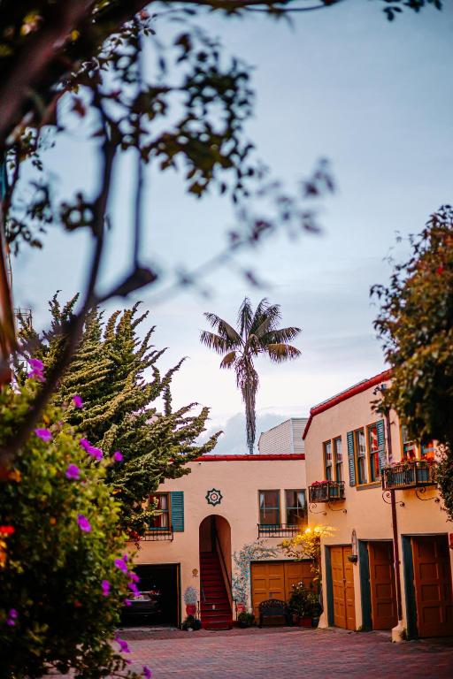 Cortile del Marina Motel con fiori, palme ed edifici colorati
