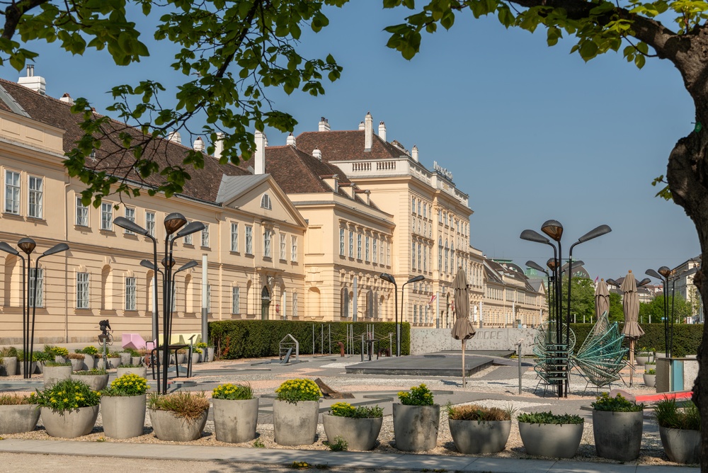 Il cortile del MuseumsQuartier a Vienna con sedute all'aperto