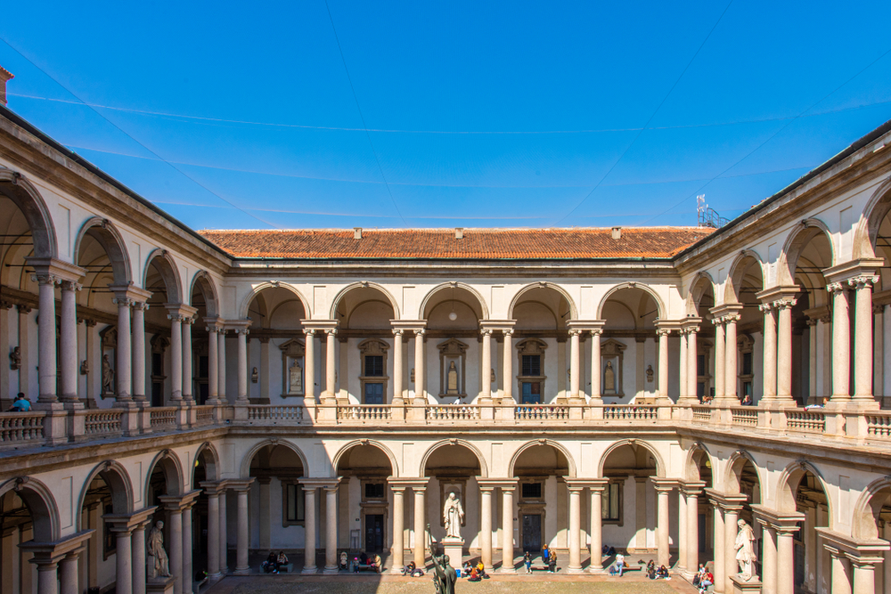 Il cortile della Pinacoteca di Brera con la statua di Napoleone