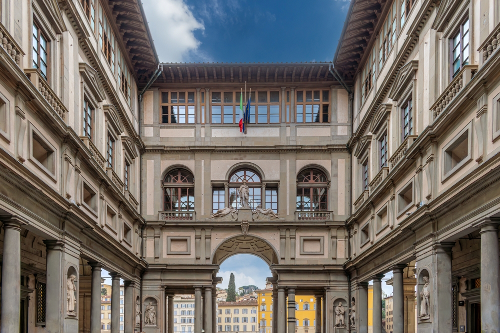 Il cortile porticato della Galleria degli Uffizi a Firenze