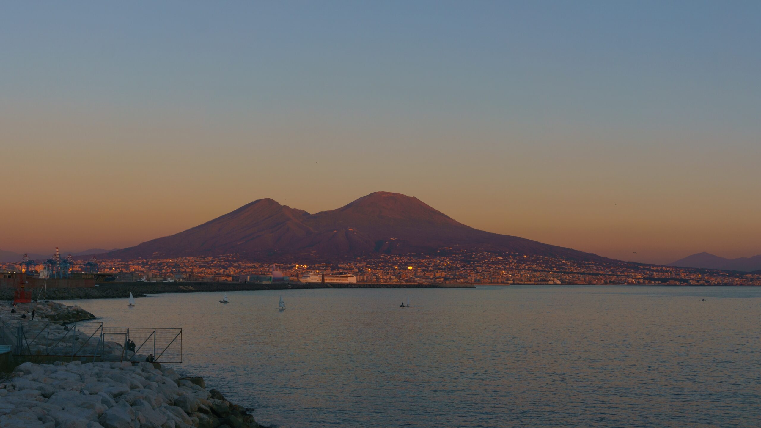 Il Vesuvio sopra Napoli nella luce dorata della sera