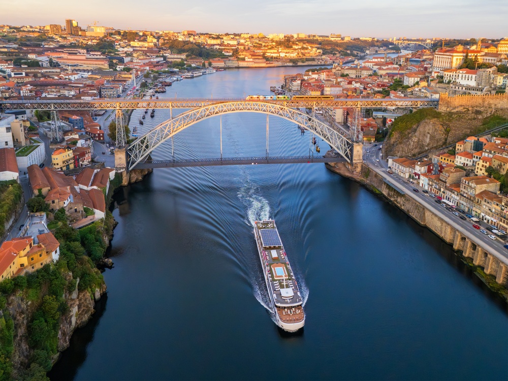 Veduta dal drone sul fiume Douro a Porto con il ponte Dom Luís I, Ribeira e Vila Nova de Gaia