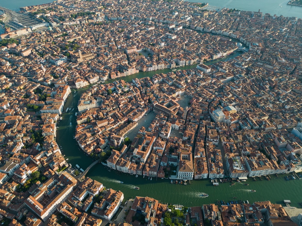 Venezia e la laguna viste dall'alto con il Canal Grande che si snoda attraverso la città