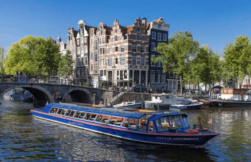 Crociera sui canali ad Amsterdam, una delle cose migliori da fare 