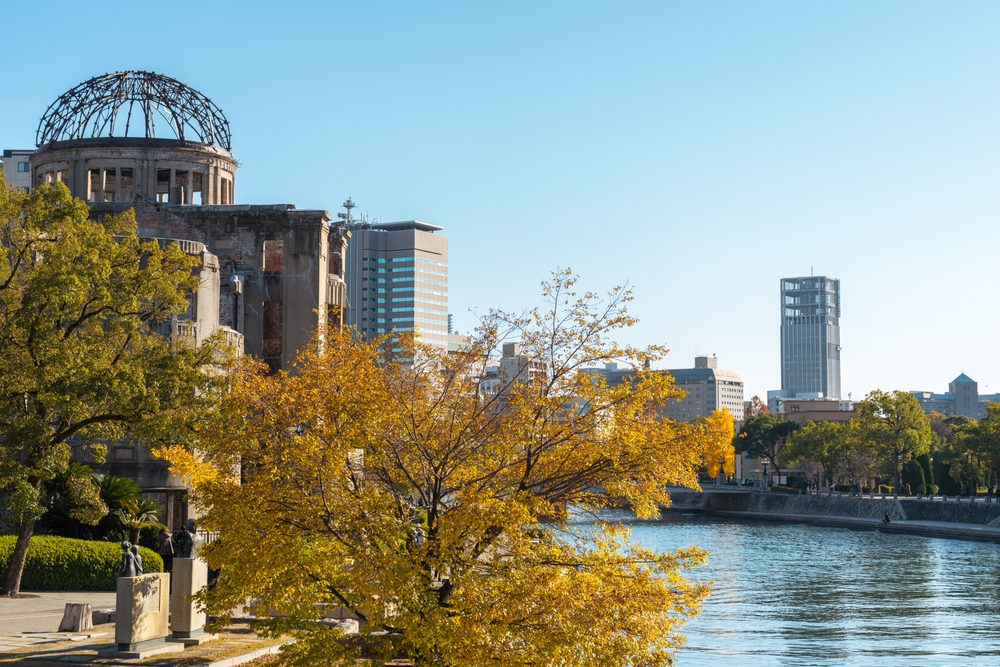 La Cupola della Bomba Atomica sul fiume Motoyasu nel Parco del Memoriale della Pace di Hiroshima in autunno
