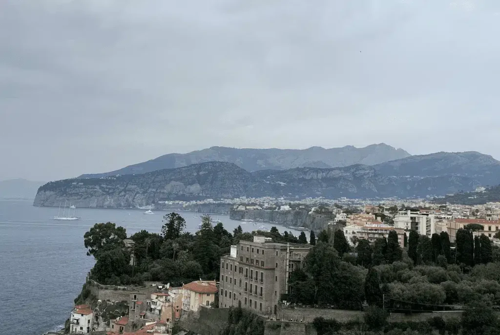 Da Napoli a Sorrento: treno, traghetto, bus o taxi
