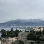 Da Napoli a Sorrento: treno, traghetto, bus o taxi