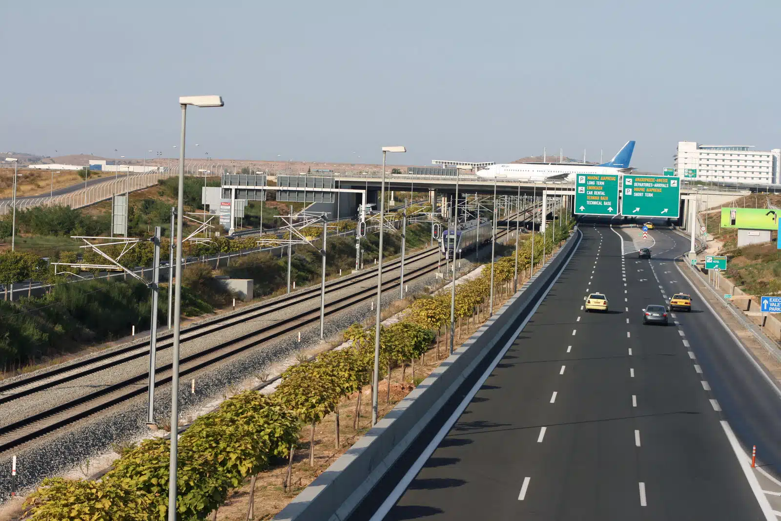 Dall'aeroporto di Atene al centro: treni, bus e taxi