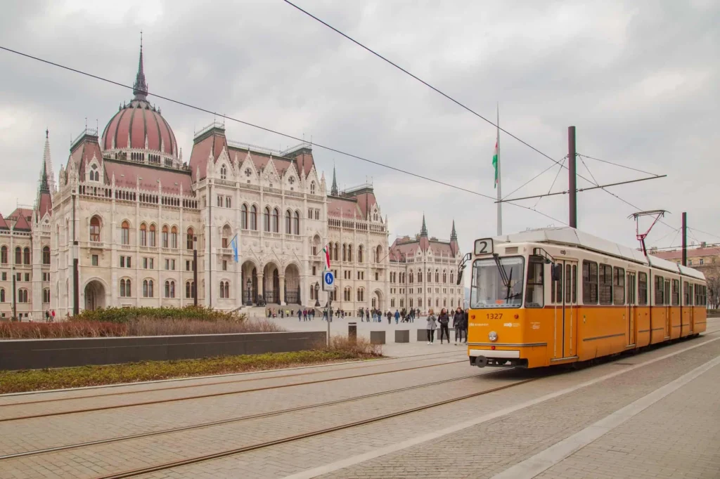 Dall'aeroporto di Budapest al centro: treni, bus e taxi