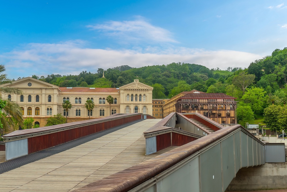 La passerella Pedro Arrupe e l'Università di Deusto a Bilbao