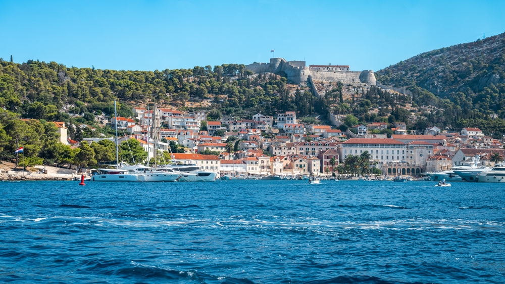 Vista panoramica di Hvar città e del porto con la fortezza Fortica sulla collina