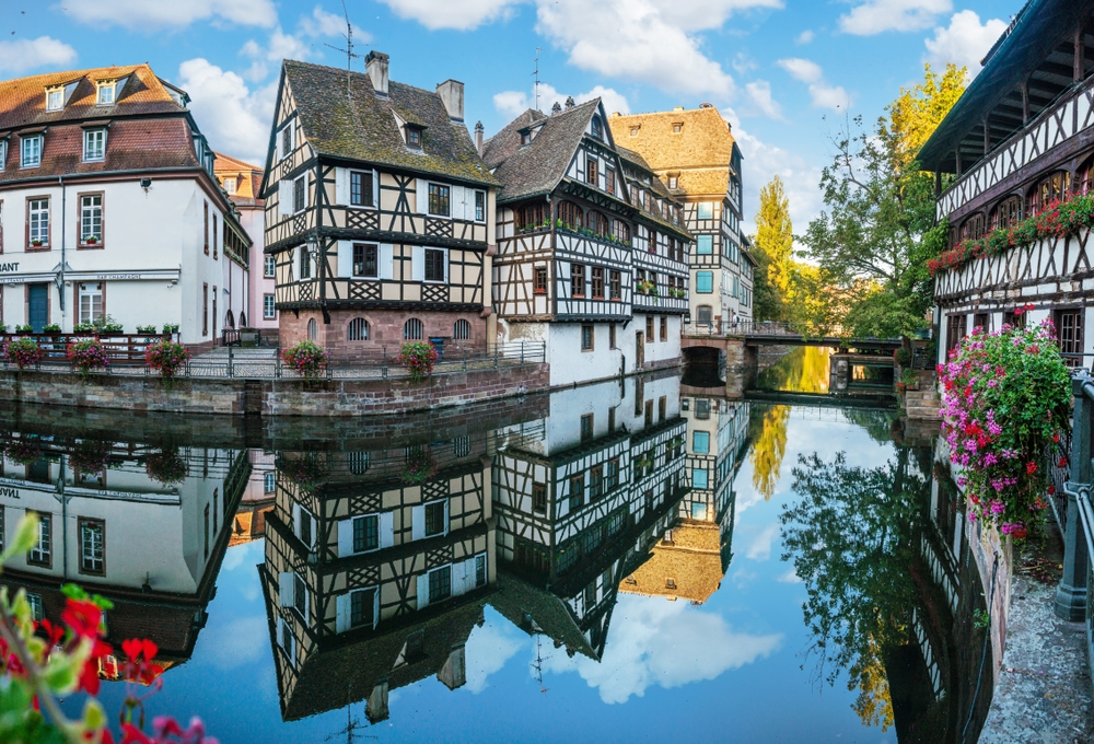 Case a graticcio della Petite France riflesse nei canali di Strasburgo