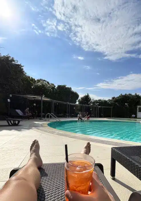 Drink a bordo piscina al Doubletree by Hilton Olbia