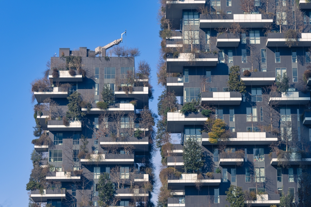 Le due torri residenziali con alberi del Bosco Verticale a Milano