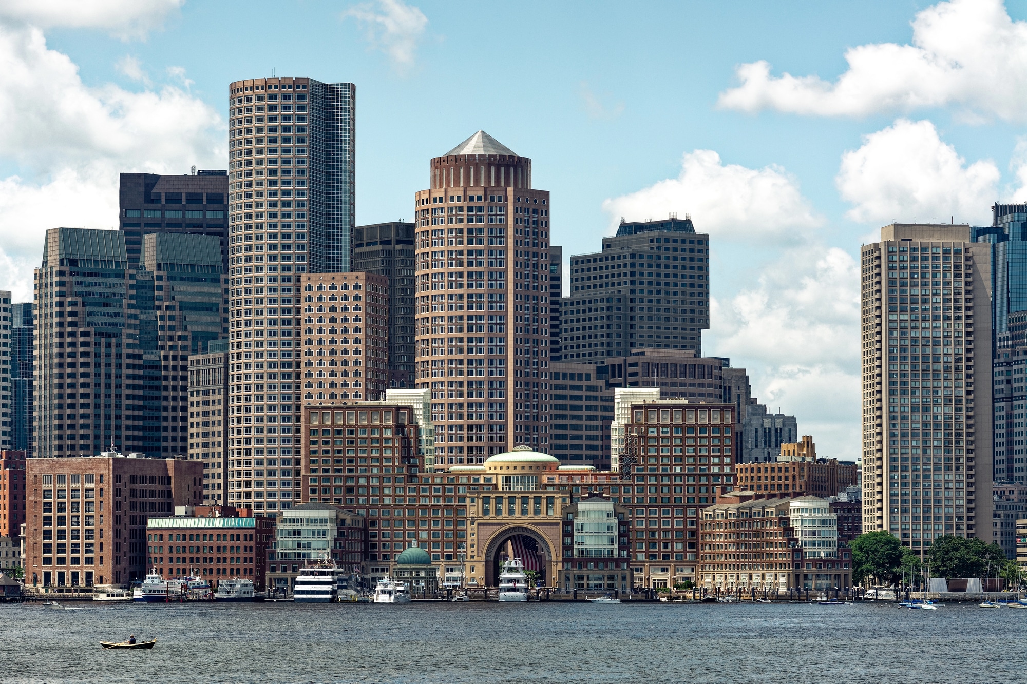 Edifici e grattacieli del waterfront di Boston visti dall'altra parte del porto