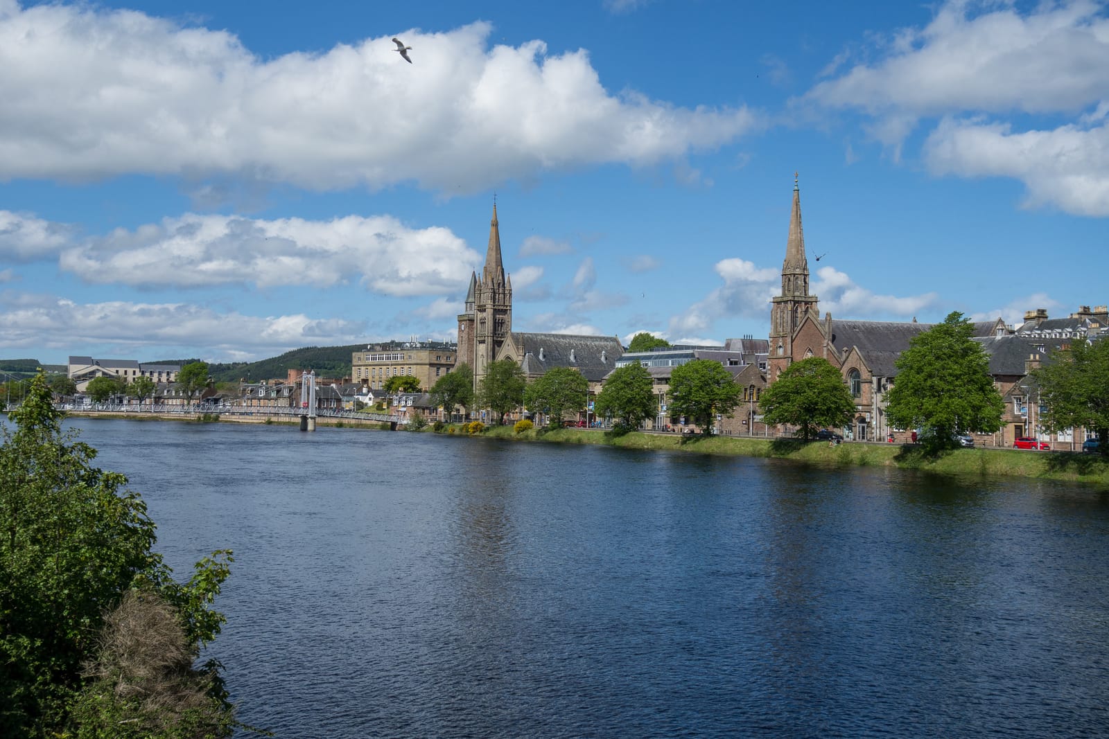 Edifici e una chiesa lungo il fiume Ness a Inverness