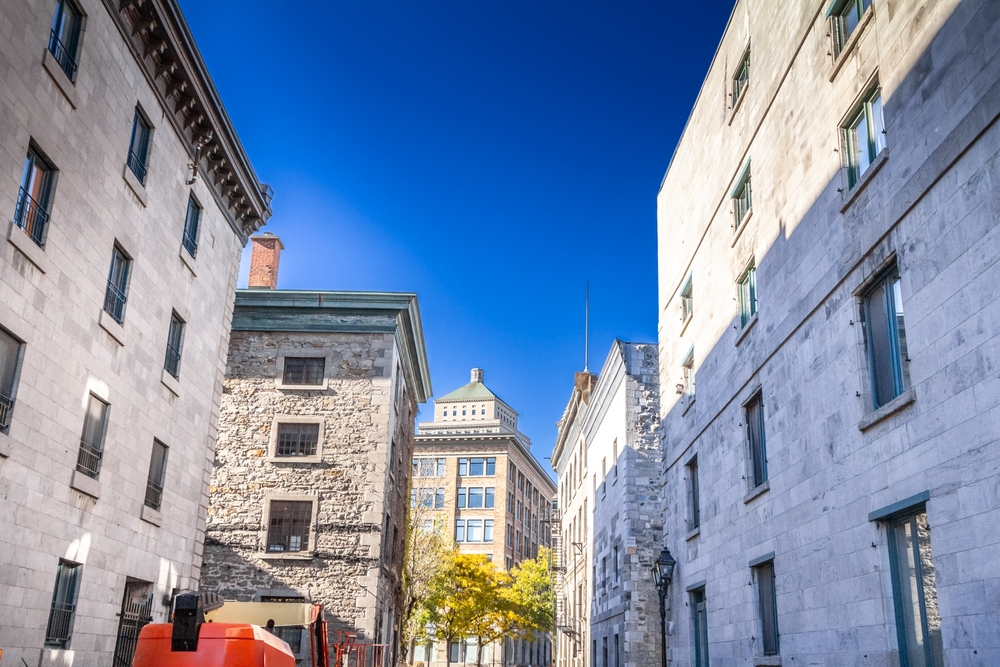 Edifici in pietra e una strada acciottolata nella Vecchia Montréal