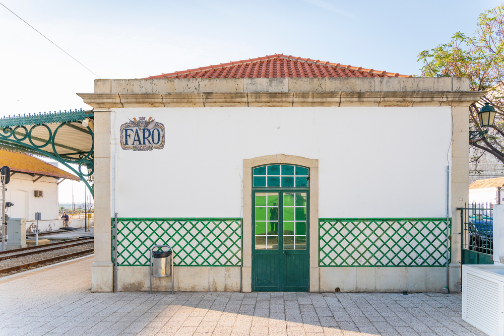 L'edificio bianco della stazione di Faro in Algarve