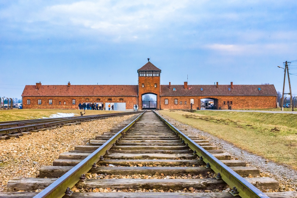 L'edificio d'ingresso e i binari di Auschwitz-Birkenau visti dall'interno del campo