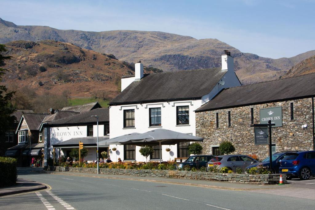 La facciata bianca e in pietra di The Crown Inn lungo la strada a Coniston