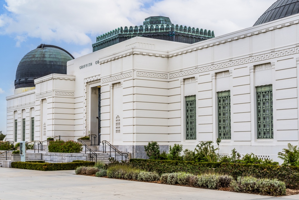 La facciata bianca in stile Art Déco del Griffith Observatory a Los Angeles