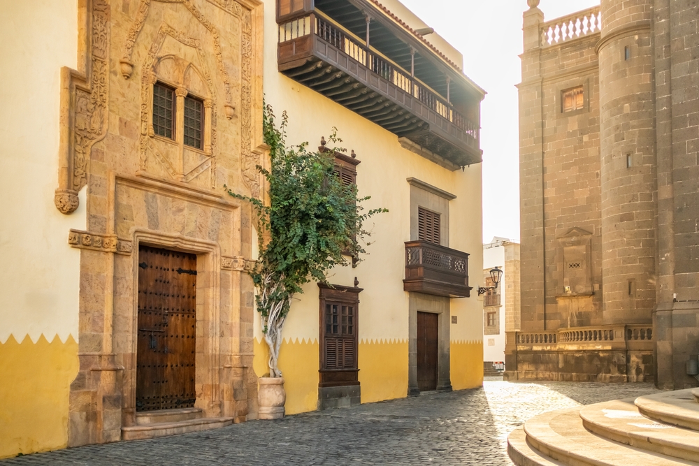 La facciata in pietra scolpita della Casa de Colón a Las Palmas de Gran Canaria